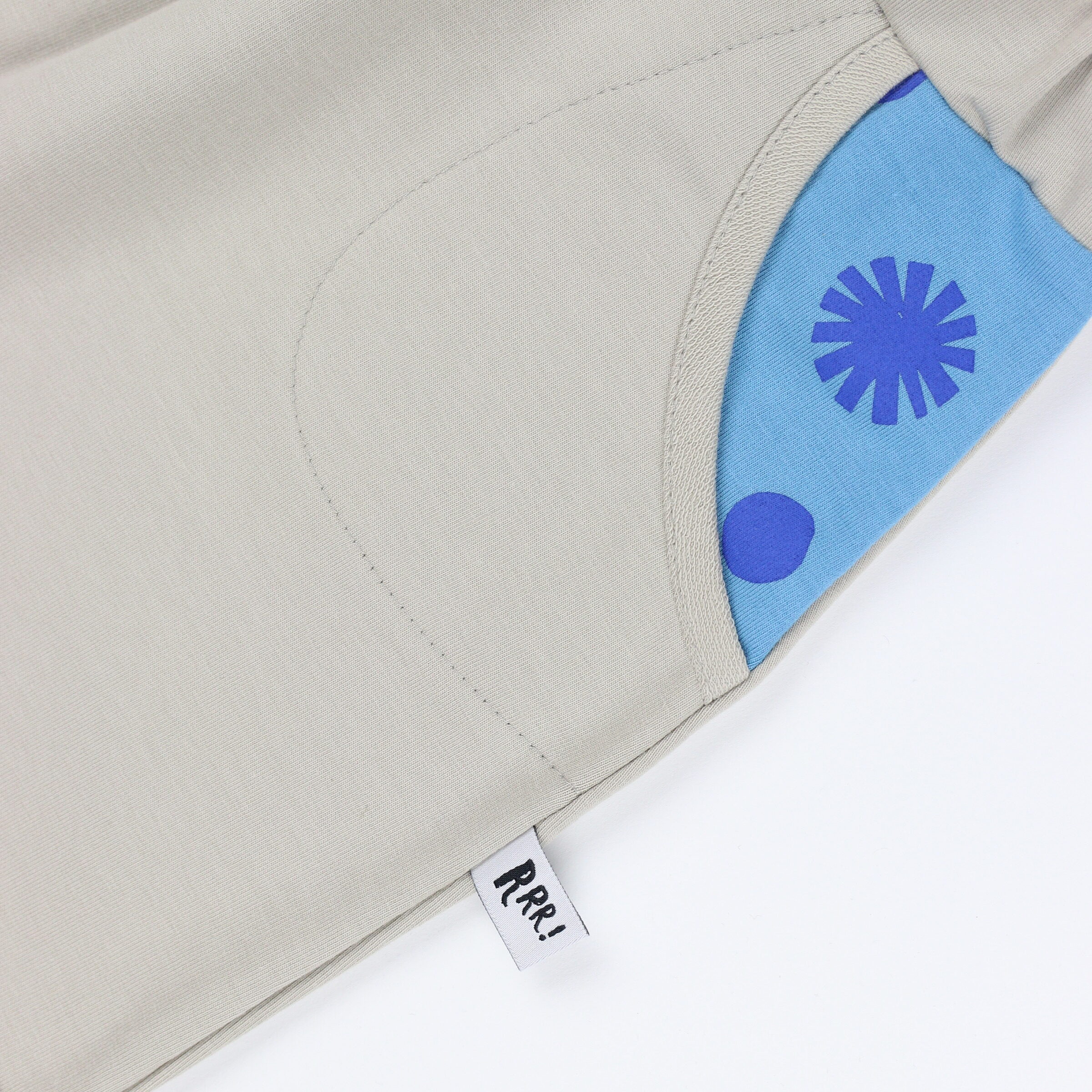 Beige shorts with polka dot pocket
